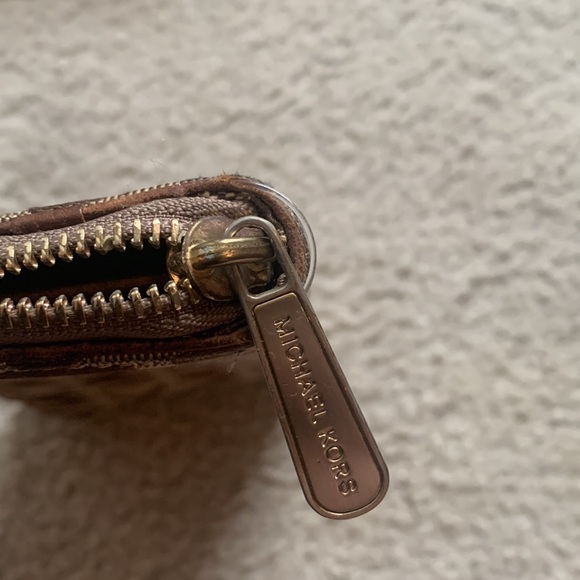 MichaelKorsSignatureMonogram BrownLeatherShoulderBag. IncludesMatchingWallet.EUC - Picture 14 of 14